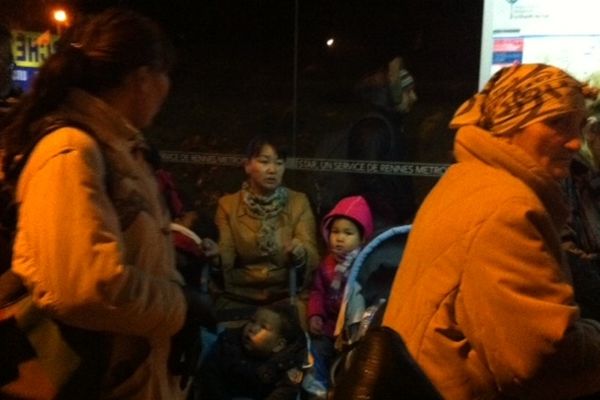 Evacuation du squat de Pacé: les migrants attendent le bus