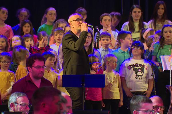 Aldebert et ses choristes d'un soir... bien particuliers.