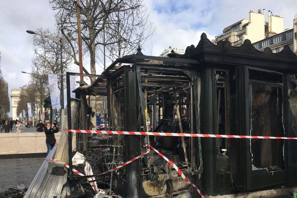 Ce qu'il reste de ce kiosque à journaux sur les Champs-Elysées, incendié samedi lors des violences survenues pendant le 18e samedi de mobilisation des Gilets jaunes.