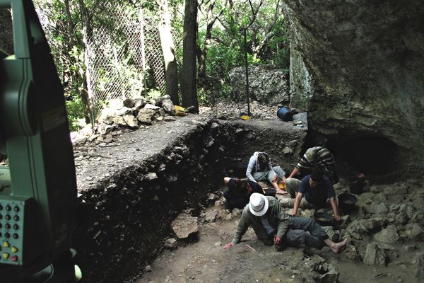 Homo sapiens serait venu dans la grotte de Mandrin, seulement un an après le passage de Néandertal dans cet abri.