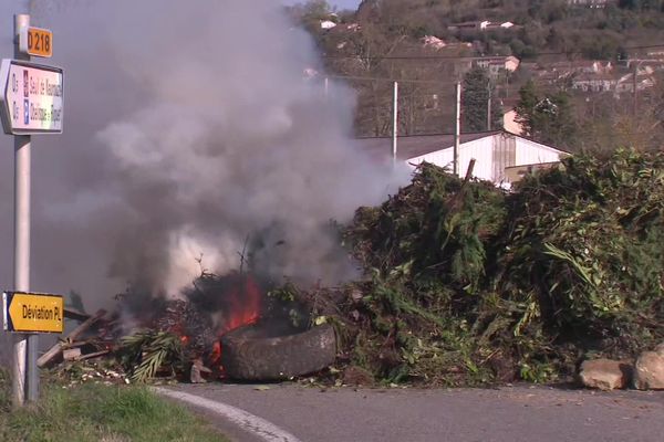 Des agriculteur participe à une mobilisation à l'appel de la FDSEA dans l'Aude, jeudi 7 mars 2024.