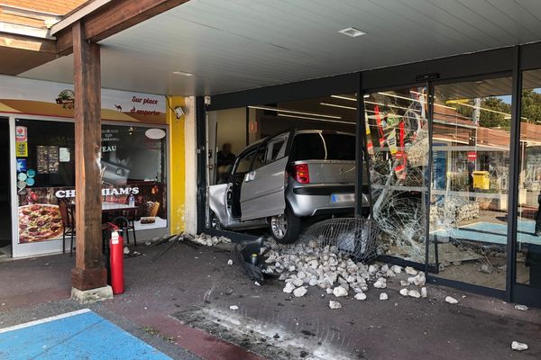 La voiture s'est encastrée dans la vitrine du magasin Aldi de Semur-en-Auxois (Côte-d'Or)/.