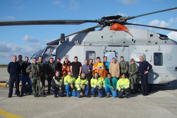 Les sept marins du Steren Mor et leurs sauveteurs sur la base de Lanvéoc-Poulmic (29)