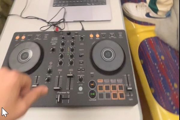 Un jeune DJ filme une rave party organisée dans le métro de Toulouse.