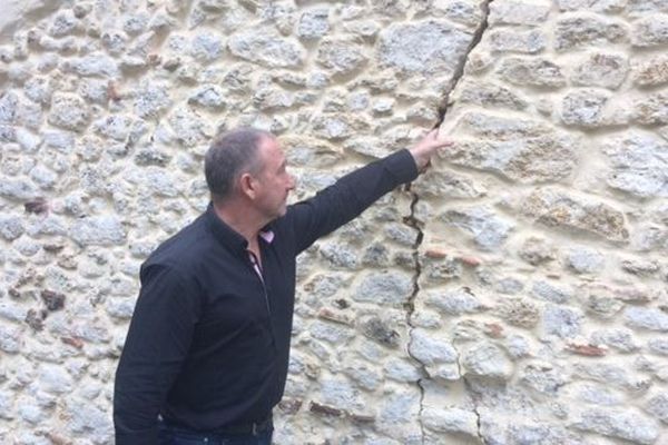 Ce propriétaire peut carrément passer sa main dans la fissure du mur de sa maison, à Cudos, en Gironde.