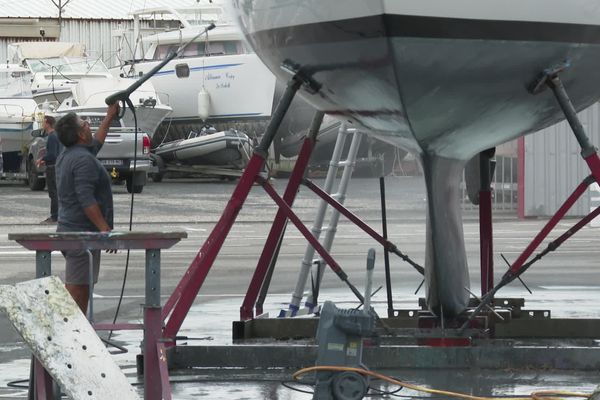 Face au manque d'eau et aux restrictions, le port de Leucate a acheté une solution innovante pour permettre à nouveau le carénage de ses bateaux.