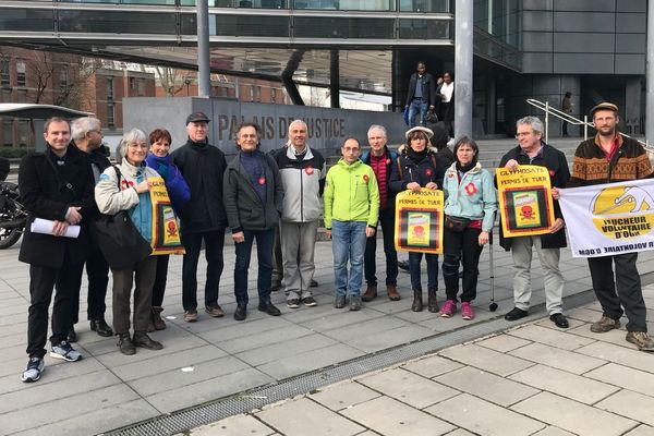 Les "pisseurs de glyphosate" devant le palais de Justice de Grenoble ce vendredi 21 février 2020. 