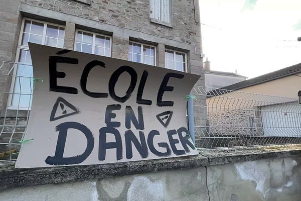 L'opposition à la nouvelle carte scolaire provoque la colère des syndicats qui annoncent un débrayage en février.