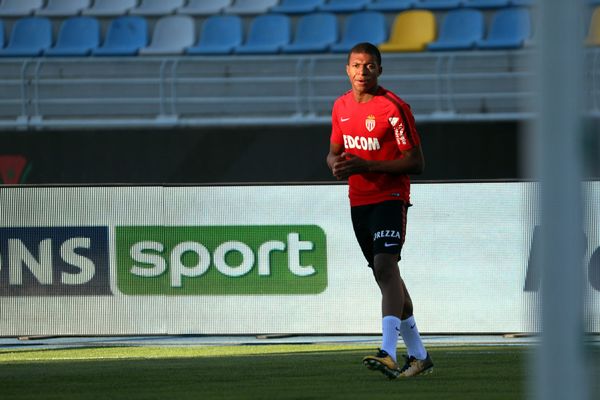 L'attaquant de Monaco Kylian Mbappé, convoité par le Paris SG, figure dans le groupe pour le choc de la Ligue 1 dimanche contre Marseille après deux matches sans jouer.