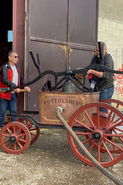 Ancienne pompe à bras qui fonctionne à nouveau et qui permettait à l'époque d'éteindre un incendie