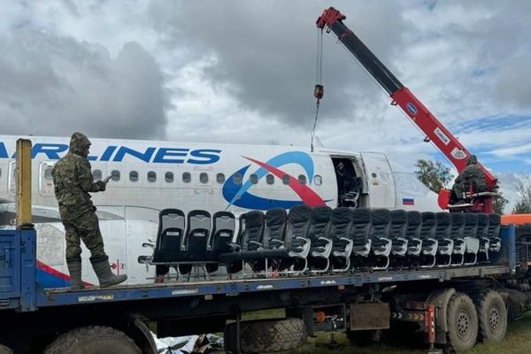 Les ingénieurs de la compagnie Ural Air sont à pied d'oeuvre sur le champ de blé, ou l'Airbus A320 de la compagnie russe, avait été contraint d'atterrir en septembre 2023, près de Novossibirsk.