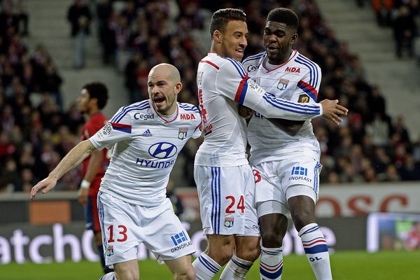 Umtiti et Jallet célébrent ici un but marqué contre Lille avec Tolisso 