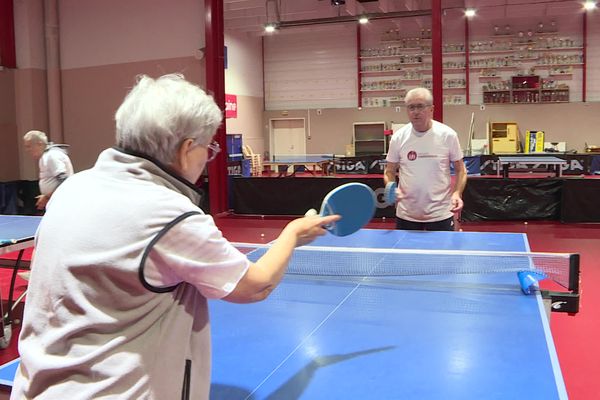 Le tennis de table permet de travailler la coordination et la souplesse chez les malades de Parkinson