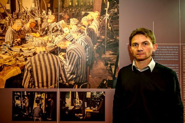 L'historien Laurent Thiery, à la Coupole d'Helfaut, devant des photos des déportés de Dora.