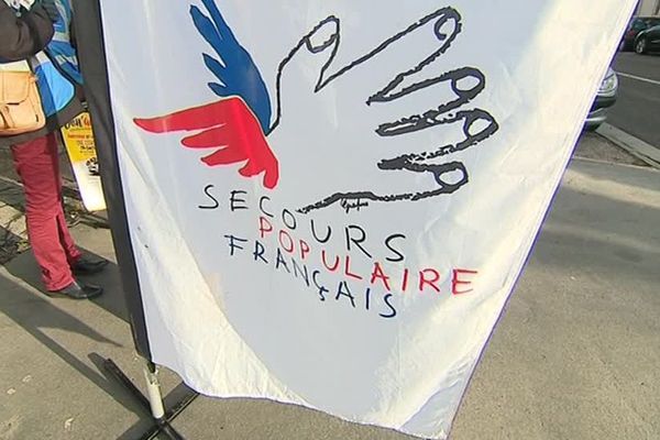 Drapeau du Secours Populaire Français.