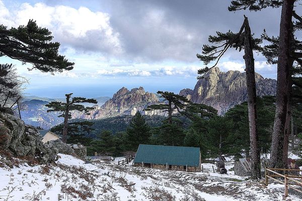 ILLUSTRATION - Vue depuis le col de Bavella,entre la Plaine orientale et Sartène. Il relie ainsi Sari-Solenzara dans le Fiumorbo à Zonza dans l'Alta Rocca. 