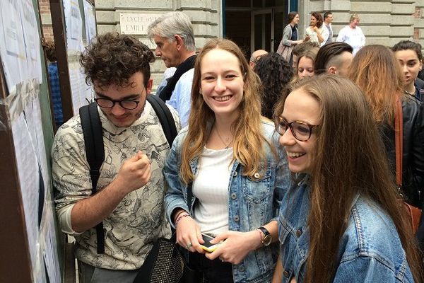 L'attente des résultats du bac au lycée Emile Zola de Rennes