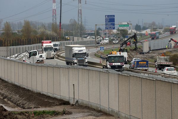 Le mur longeant la rocade de Calais. 