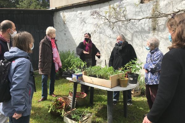 Depuis avril 2021, les membres de l'association des Jardins du château se retrouvent régulièrement pour échanger les bons conseils