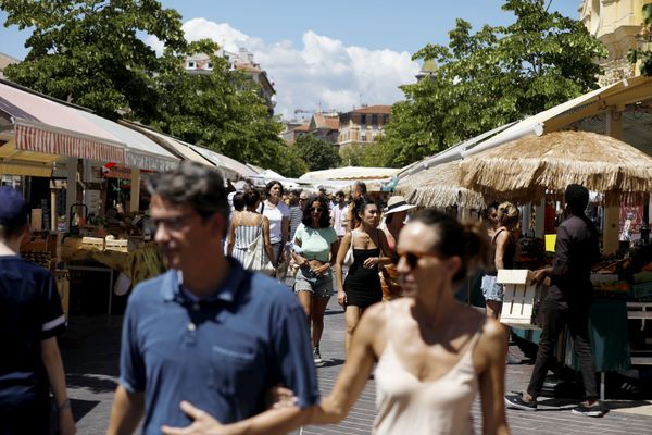 Fréquentation touristique à Nice sur la promenade des anglais et sur le cours Saleya.