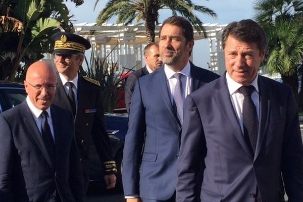 Le ministre de l'intérieur Christophe Castaner entouré par le député Éric Ciotti et le maire de Nice Christian Estrosi.