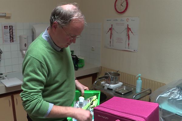 Depuis le centre hospitalier d'Avallon, Jean-François Ramon fait ses cartons.