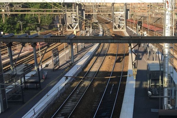 La circulation Chartres - Paris est interrompue en gare de Versailles - Chantiers.