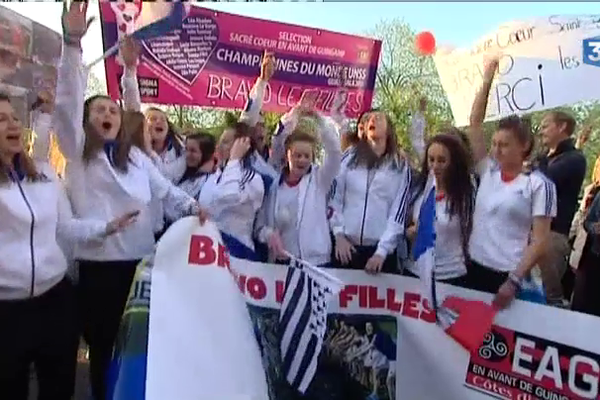 Les filles de l'équipe du lycée Sacré-Coeur ont fêté leur titre de championnes du monde à leur arrivée à la gare de Saint-Brieuc (22).