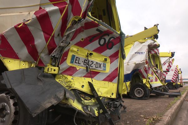 Des fourgons d'intervention, exposés sur l'A7, au péage de Vienne, pour sensibilisr les automobilistes