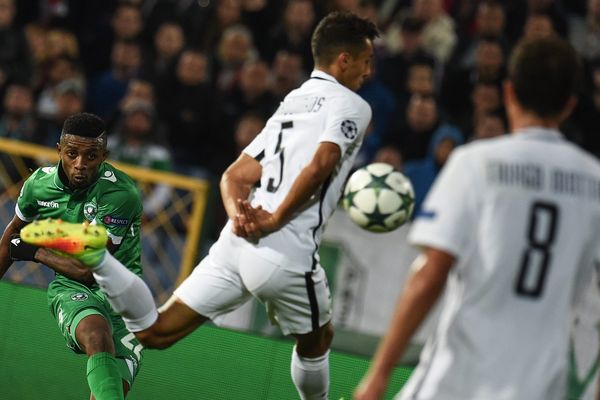 Jonathan Cafu du PFC Ludogorets, face à Marquinhos et Motta du PSG.