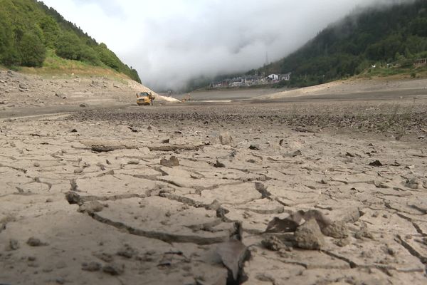 Une vision lunaire du lac de Fabrèges vidangé tous les quatre ans.