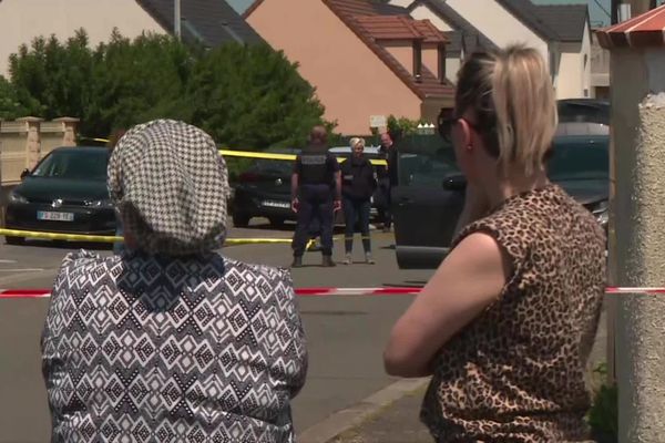 Jeudi 25 mai, les forces de l'ordre sécurisent le périmètre autour du pavillon où ont été découverts les corps des victimes.