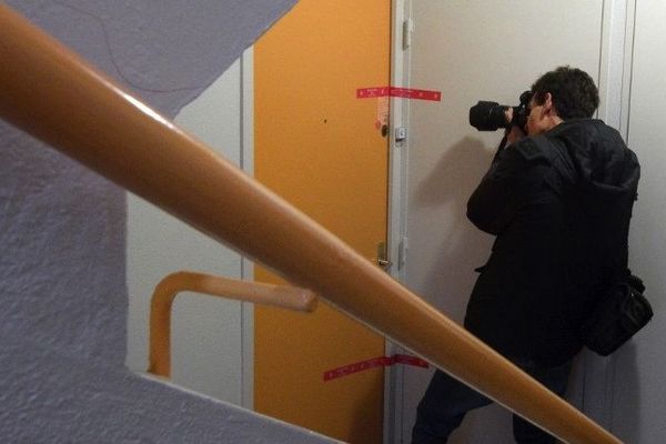 Un photographe devant l'appartement de la famille recluse à Saint-Nazaire