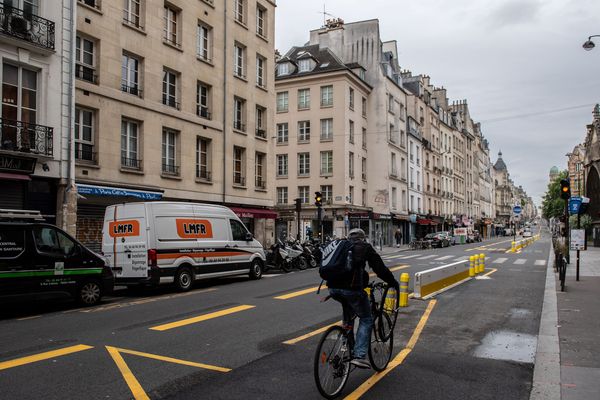 Une piste de vélo temporaire à Paris. 