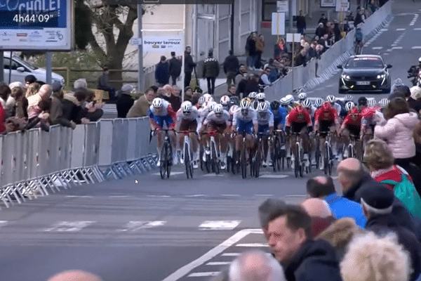 (Archives 2022). Le peloton s'approche de la ligne d'arrivée lors de la course cycliste Cholet Pays de la Loire.