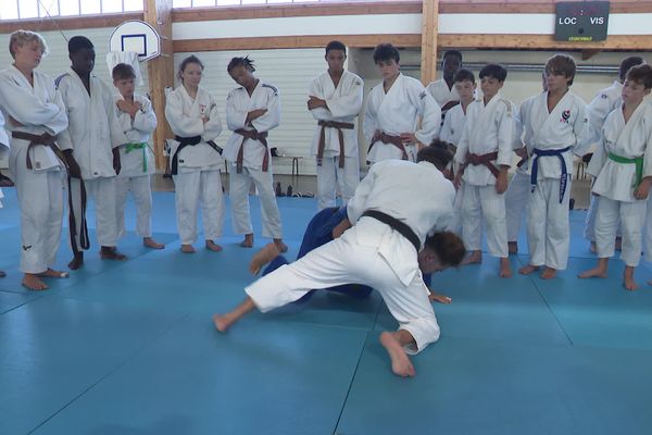 Toute la semaine, une soixantaine de jeunes judokas en stage, investissent le tatami de Marcillac-la-Croisille.