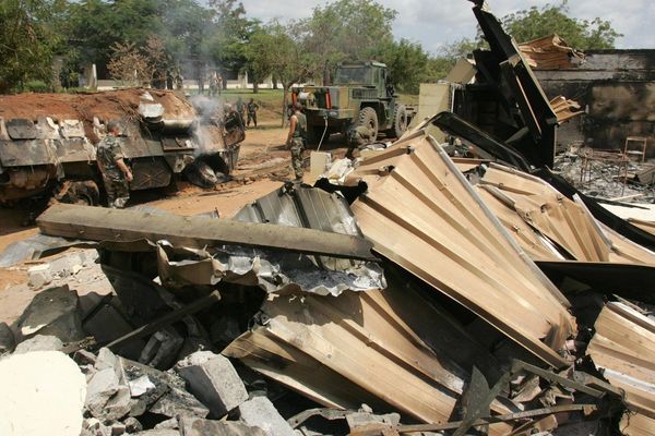 Le bombardement des forces françaises à Bouaké en Côte-d'Ivoire le 6 novembre 2004.