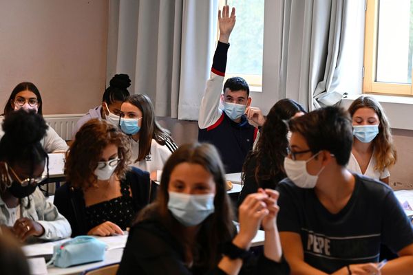 Début novembre, les académies de Toulouse et Montpellier ont annoncées 289 élèves positifs sur les sept derniers jours, contre 3 207 selon les remontées des laboratoires.