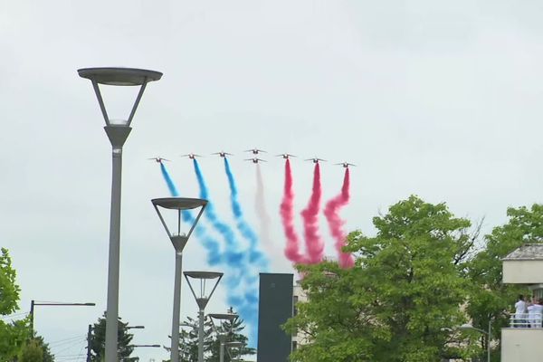 Les huit avions de la Patrouille de France ont survolé l'hôpital de Dijon ce jeudi 16 juillet.