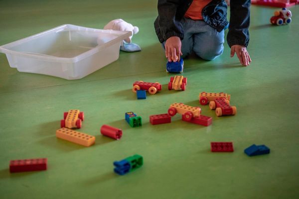 Un enfant joue dans une crèche, image d'illustration.