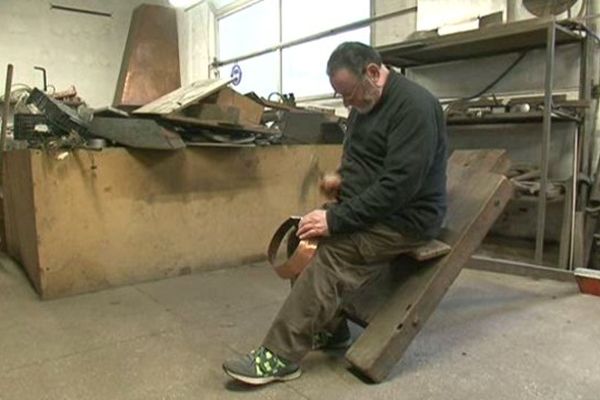 Un artisan qui travaille le cuivre comme antan