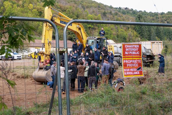 Sur le chantier de la "future" basilique de Saint-Pierre-de-Colombien en Ardèche, les travaux sont interrompus depuis le 6 novembre 2023.