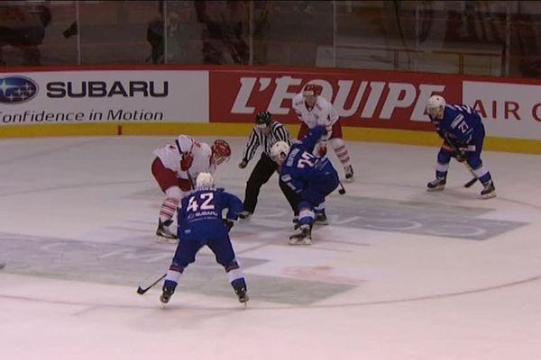 Difficile soirée vendredi 15 avril pour l'équipe de France de hockey-sur-glace, battue 5-2 par le Danemark à Amiens en match préparatoire pour le mondial en Russie en mai 2016.