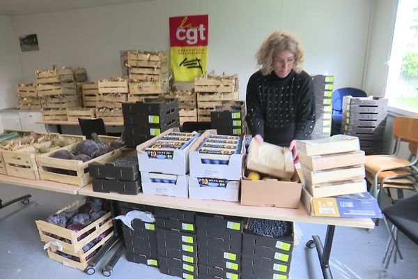 Ce matin, des caisses de légumes, mais aussi des œufs ont été livrés aux cheminots grévistes par la Confédération paysanne à Rennes au local inter-syndical des cheminots.