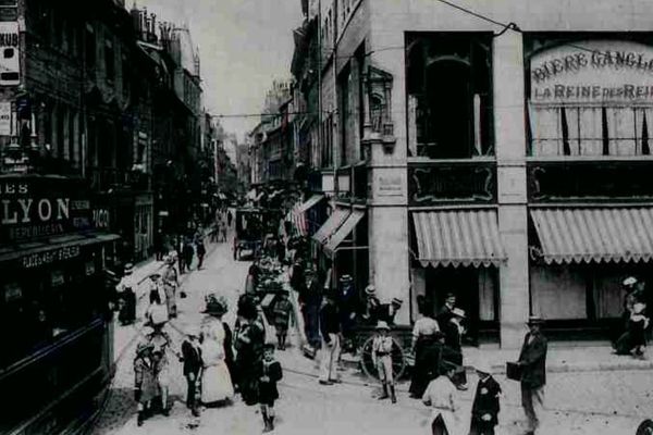 Carte postale des commerces de la Grande rue (1901-1908).