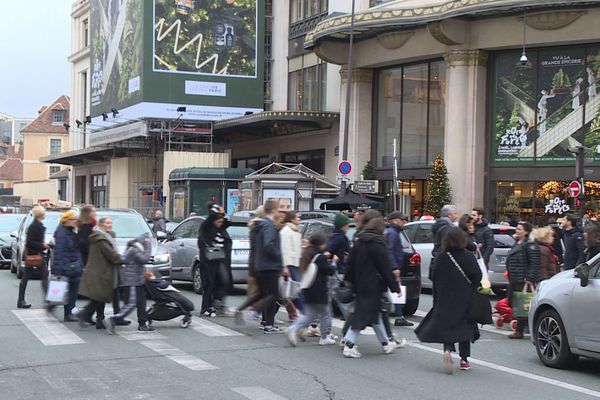 De nombreux clients choisissent leurs commerces de proximité pour éviter les transports.