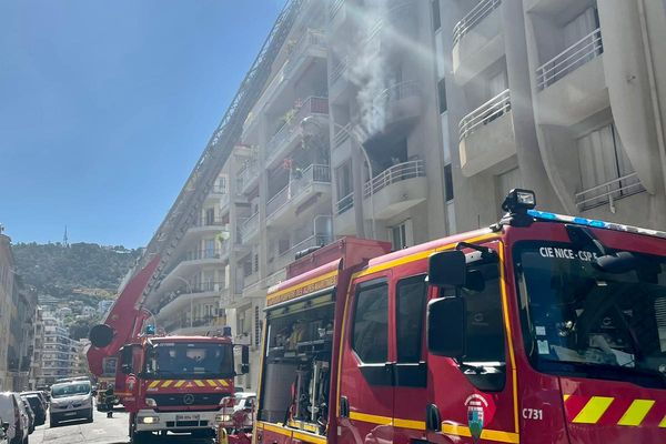 Le feu a pris dans un appartement situé au 2e étage.