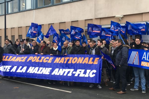 Une manifestation devant le commissariat de Champigny-sur-Marne, dans le Val-de-Marne, le 2 janvier 2018.