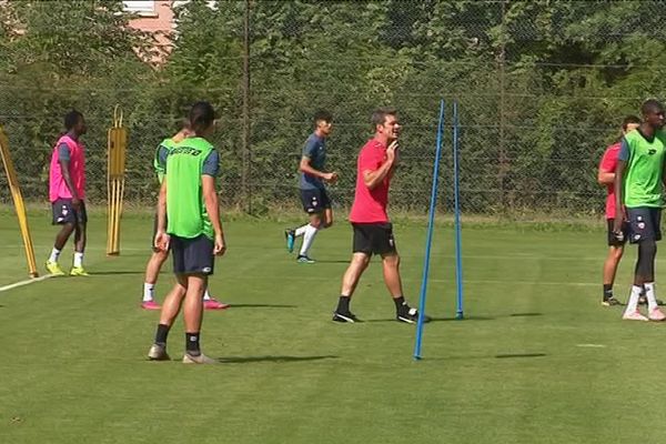 Stéphane Jobard, le nouvel entraîneur du DFCO, procède aux derniers ajustements à l'entraînement, jeudi 8 août 2019