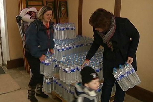 l'eau minérale est distribuée à la mairie de Leuchey (Haute-Marne)